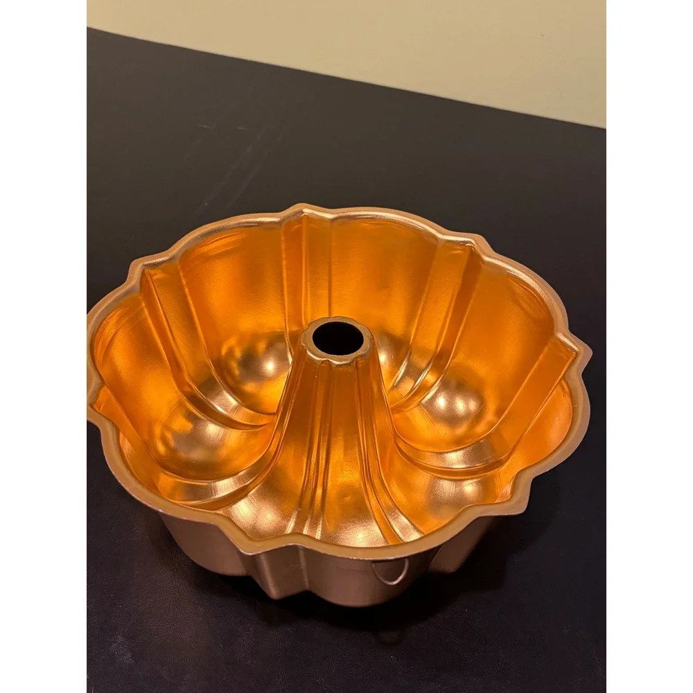 Vintage Gold Aluminum Fluted Bundt Cake Pan 10 Inch Round Scalloped Mold Decor